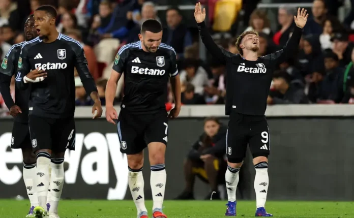 Arne Slot mantém Elliott fora dos planos e cria impasse no Liverpool