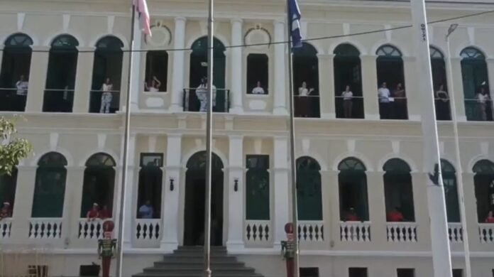 Flash mob natalino transforma Palácio Bernardino Monteiro em palco de emoção e celebração em Cachoeiro - Prefeitura de Cachoeiro de Itapemirim