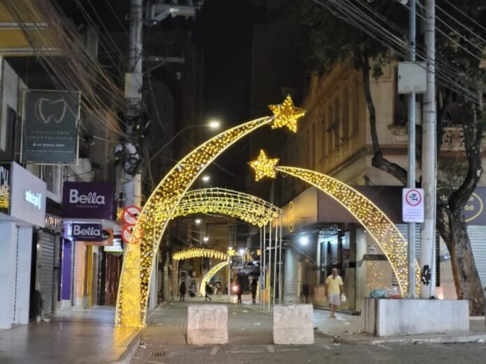 Iluminação especial de Natal valoriza comércio do Guandu e clima festivo no calçadão - Prefeitura de Cachoeiro de Itapemirim