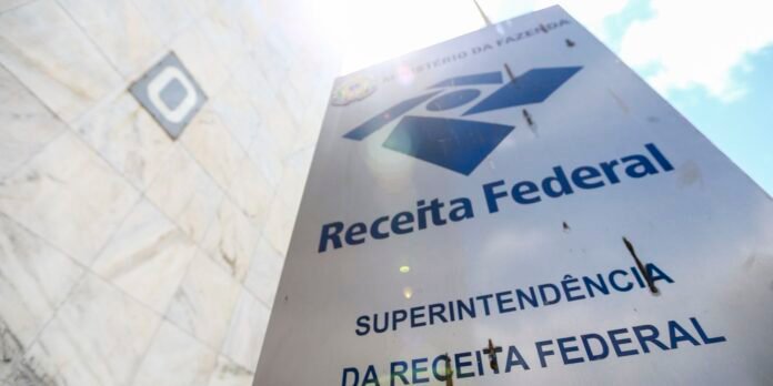 Receita paga lote residual de restituição do IRPF de dezembro de 2025