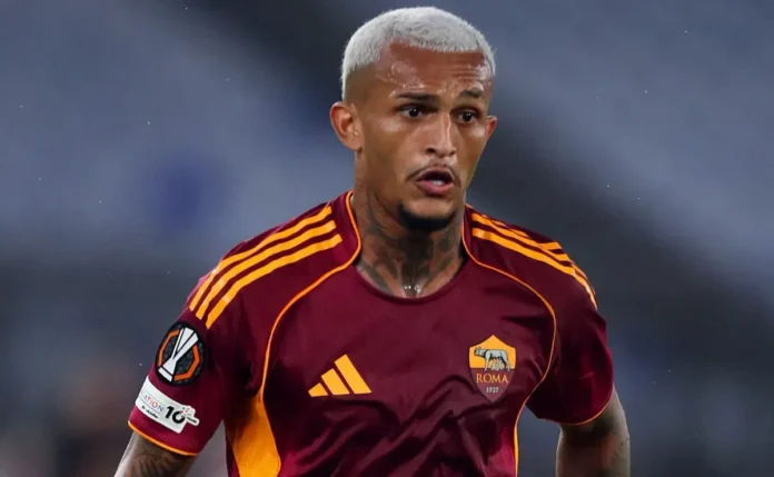 Wesley é decisivo e marca para a Roma em vitória diante do Como na Série A