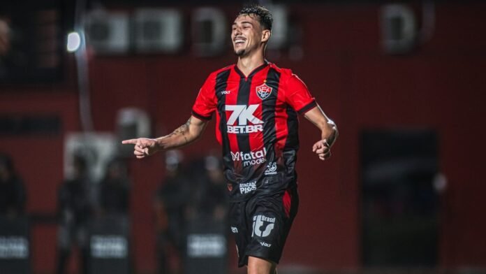 Claudinho, Vitória