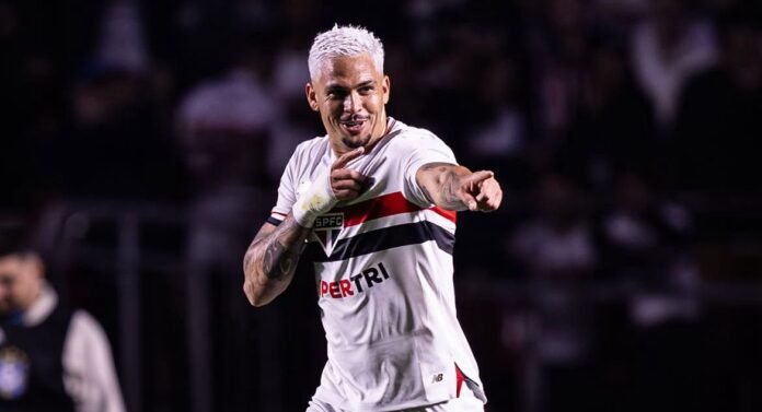 Luciano em ação com a camisa do São Paulo FC. Foto: Victor Monteiro