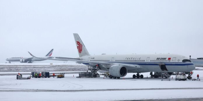 Tempestade Goretti: nevascas cancelam centenas de voos na Europa