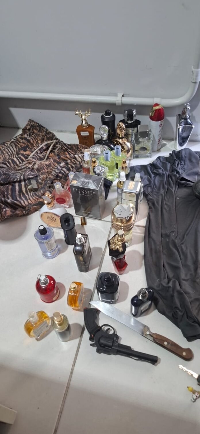 Polícia Civil prende dois homens e apreende adolescente suspeitos de furtar perfumes na Serra