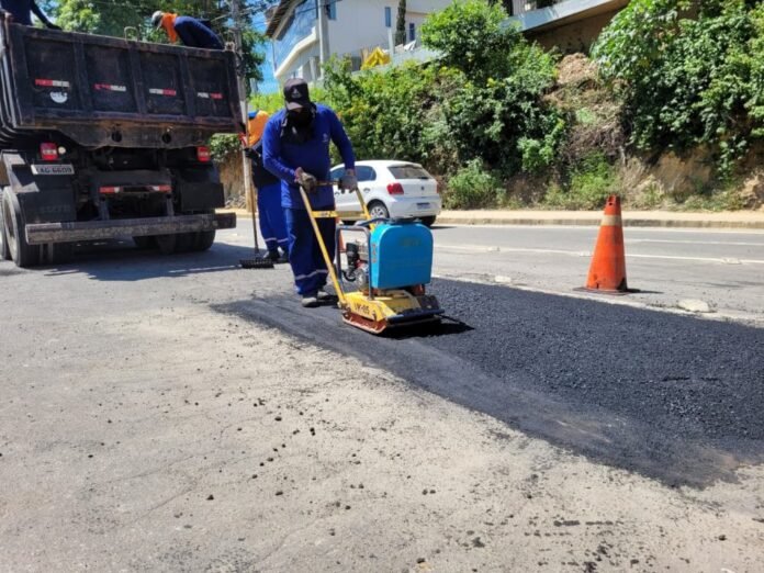 Prefeitura de Cachoeiro realiza operação tapa-buracos na Linha Vermelha - Prefeitura de Cachoeiro de Itapemirim