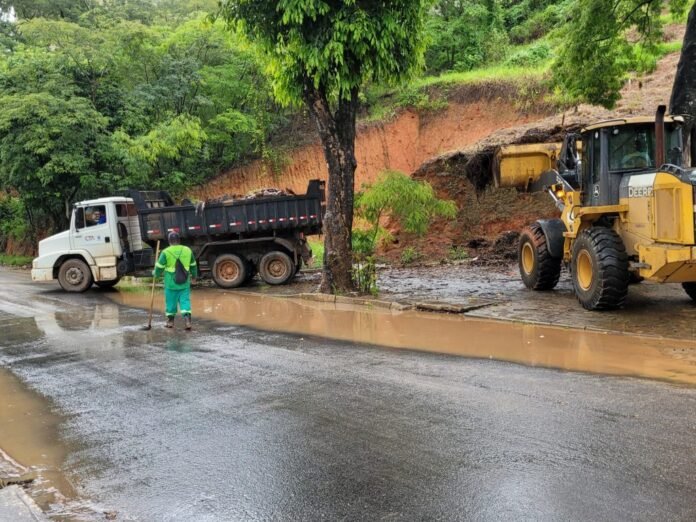 Prefeitura de Cachoeiro realiza limpeza na Rua João Sasso - Prefeitura de Cachoeiro de Itapemirim