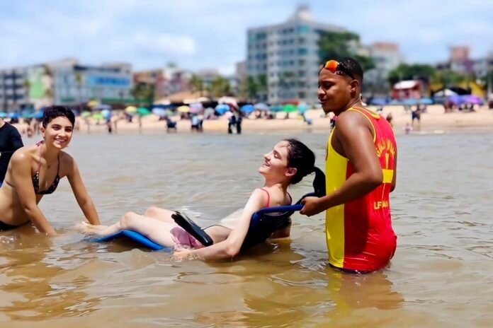 Programa Praia Acessível garante banho de mar na orla central de Piúma
