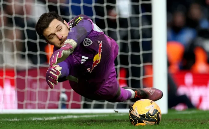 Lucas Perri pega pênalti e vira herói em classificação do Leeds United pela Copa da Inglaterra