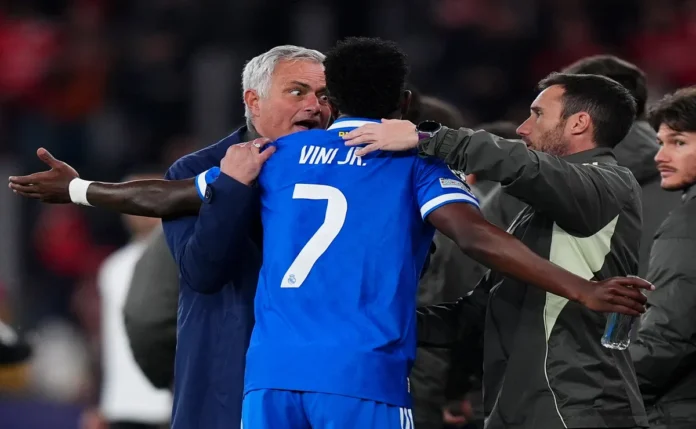 Liam Rosenior, técnico do Chelsea, defende Vini Jr. após crítica de Mourinho: “Normalmente há um motivo”