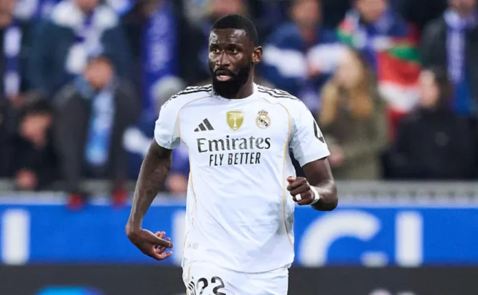 Rüdiger aproveita lesão de Huijsen para retomar titularidade com Arbeloa no Real Madrid