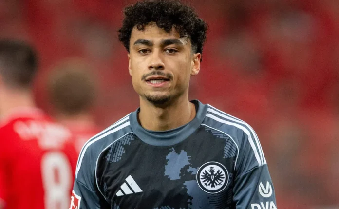 Arsenal disputa com Manchester City e Liverpool o lateral-direito, Nnamdi Collins, do Eintracht Frankfurt