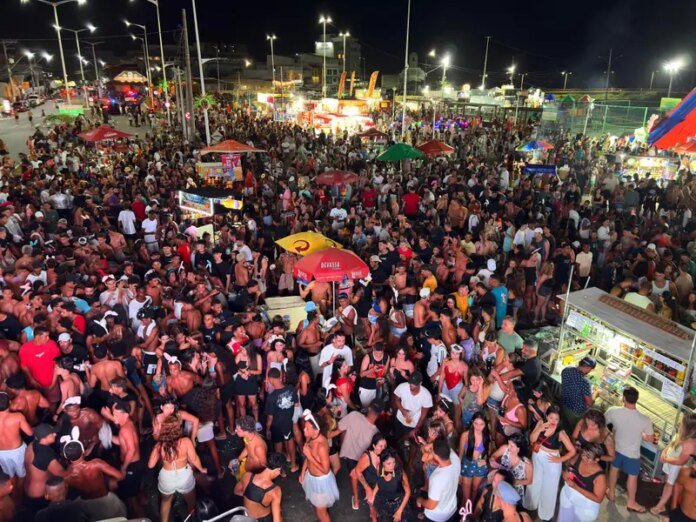 André Léllis comanda a noite do sábado de Carnaval na Praia Central