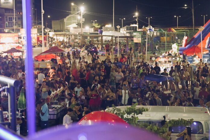 Primeira noite do Carnaval 2026 arrasta multidão na Praia Central