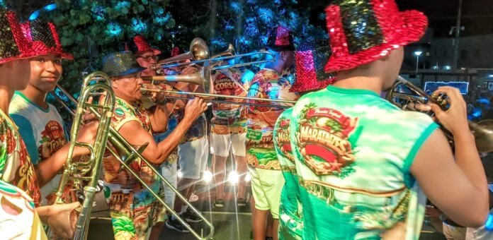 Bateria do Urubu durante a apresentação