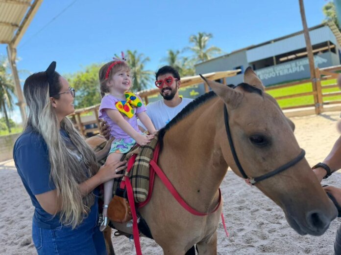 Sessão de equoterapia antes da folia na Pérola Capixaba 