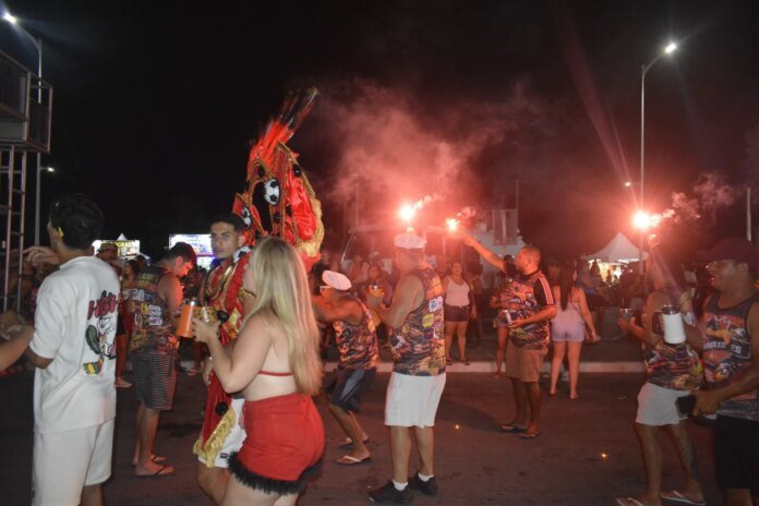 Torcida do Flamengo também botou o bloco na rua em Marataízes 