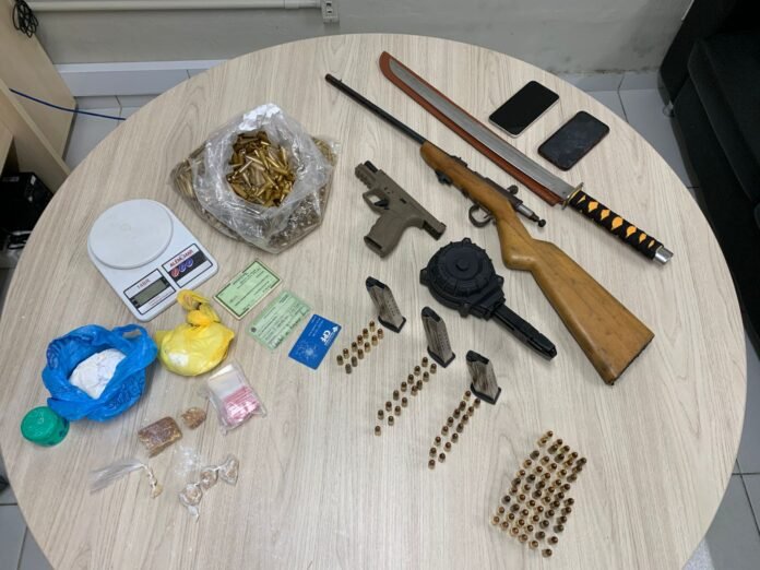 Polícia Civil prende suspeito em flagrante e apreende arma, munições e drogas durante operação em Aracruz