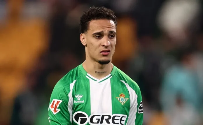 Antony marca gol de bicicleta contra o Sevilla, mas se irrita com críticas da torcida do Betis