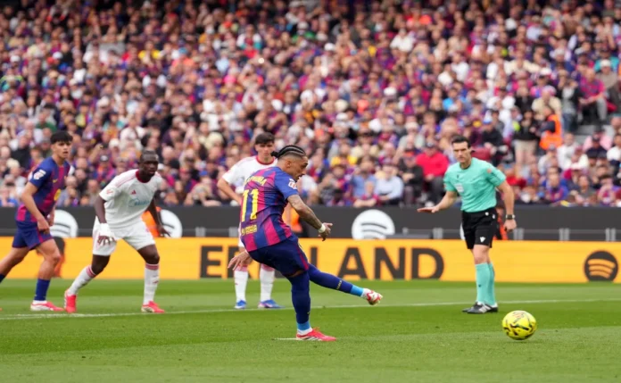 Raphinha brilha com hat-trick, incluindo pênalti de cavadinha, em vitória do Barcelona