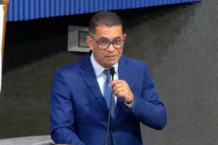 Anderson Goggi preside sessão da Câmara de Vitória após pedido de licença