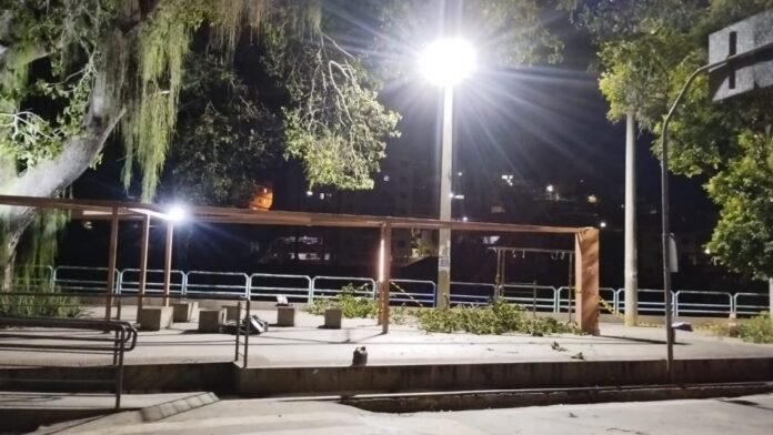 Prefeitura reforça iluminação em praça no final da Beira Rio em Cachoeiro - Prefeitura de Cachoeiro de Itapemirim