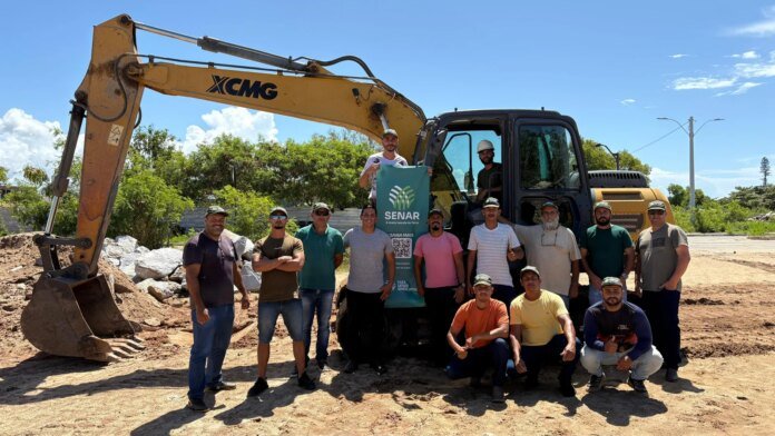 Agricultores fazem curso de operador de escavadeira em Marataízes 