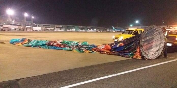 Defesa Civil paulista remove balão que caiu em casa em Carapicuíba