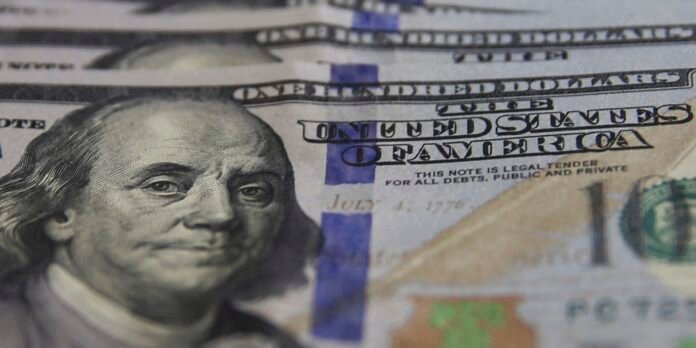 Dólar sobe e petróleo dispara com ataque militar ao Irã; entenda