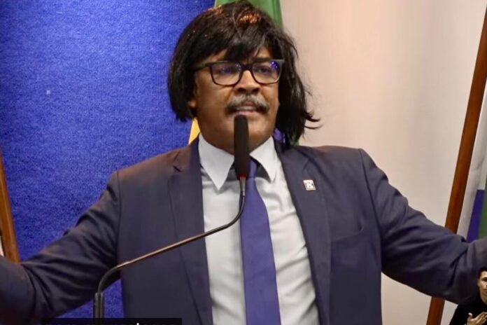 Fórum LGBTI+ denuncia vereador da Serra por ridicularizar pessoas trans