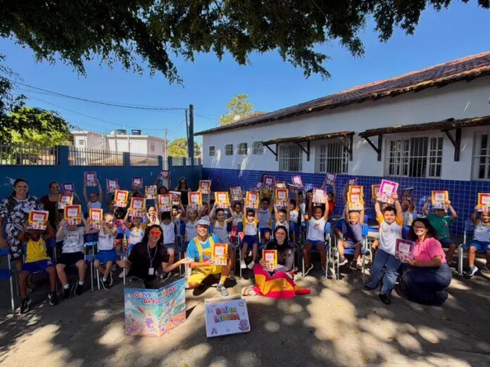 Alunos do Ensino Fundamental começam a receber livros didáticos do PAES