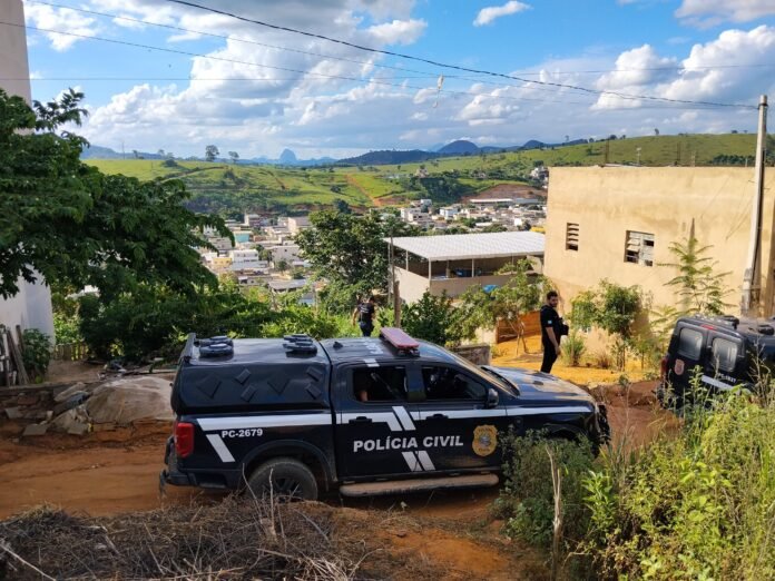 Polícias Civil e Militar realizam operação contra tráfico e apreendem arma e drogas em Mantenópolis