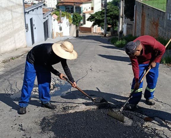 Prefeitura realiza operação tapa-buraco em rua do bairro Vila Rica - Prefeitura de Cachoeiro de Itapemirim