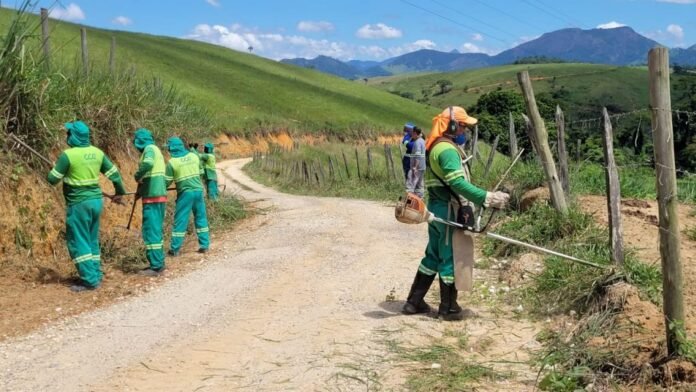 Prefeitura de Cachoeiro intensifica manutenção de estradas na localidade de Timbó - Prefeitura de Cachoeiro de Itapemirim
