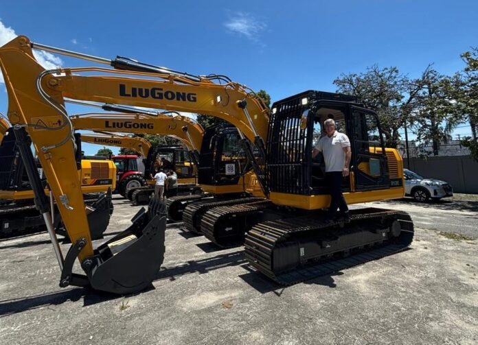 Cachoeiro recebe escavadeira hidráulica para fortalecer ações no campo - Prefeitura de Cachoeiro de Itapemirim