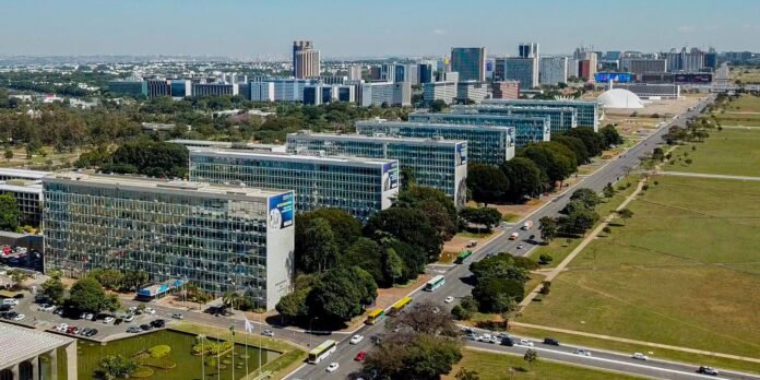 Lei reestrutura carreiras no Executivo e cria mais de 24 mil cargos