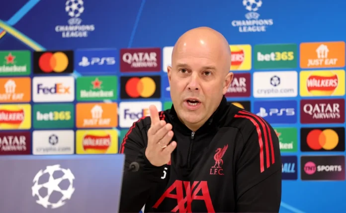 Arne Slot confirma que Alisson vai desfalcar o Liverpool até o fim da temporada