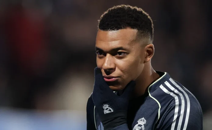 Bournemouth pede R$ 470 milhões para negociar Junior Kroupi, alvo de Manchester City e Manchester United