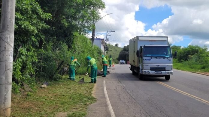Prefeitura intensifica serviços de limpeza urbana no bairro Valão - Prefeitura de Cachoeiro de Itapemirim