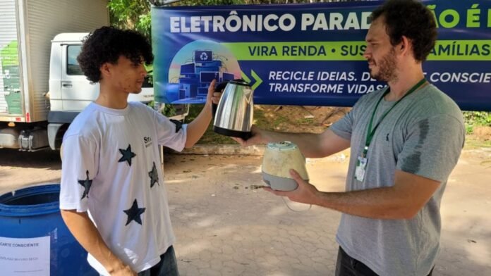 Prefeitura realiza coleta de resíduos eletrônicos na Praça Jerônimo Monteiro - Prefeitura de Cachoeiro de Itapemirim