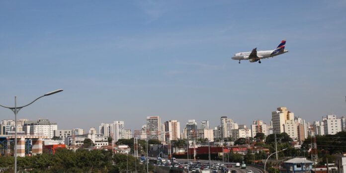 Empresas aéreas terão linha de crédito para enfrentar alta de custos