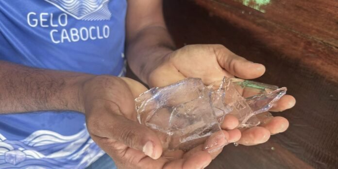Energia solar viabiliza fábrica de gelo em comunidade ribeirinha