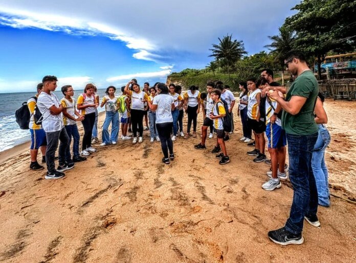 Dia de educação ambiental com estudantes de Marataízes