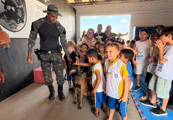 Criançada foi conhecer de perto o trabalho da GCM de Marataízes 