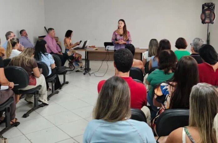 Prefeitura de Marataízes promove curso sobre gestão de recursos federais para diretores escolares