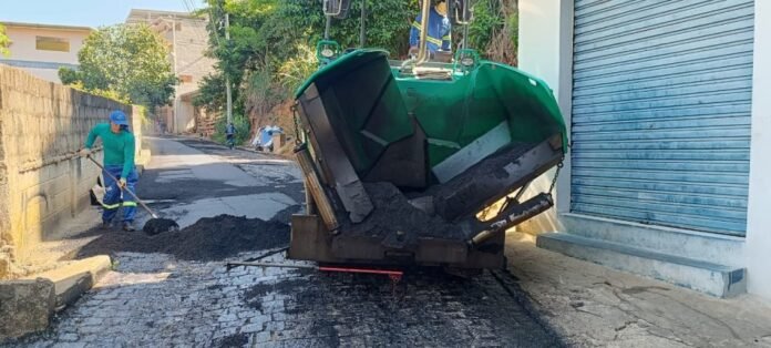 Prefeitura de Cachoeiro realiza pavimentação em rua do bairro Amarelo - Prefeitura de Cachoeiro de Itapemirim