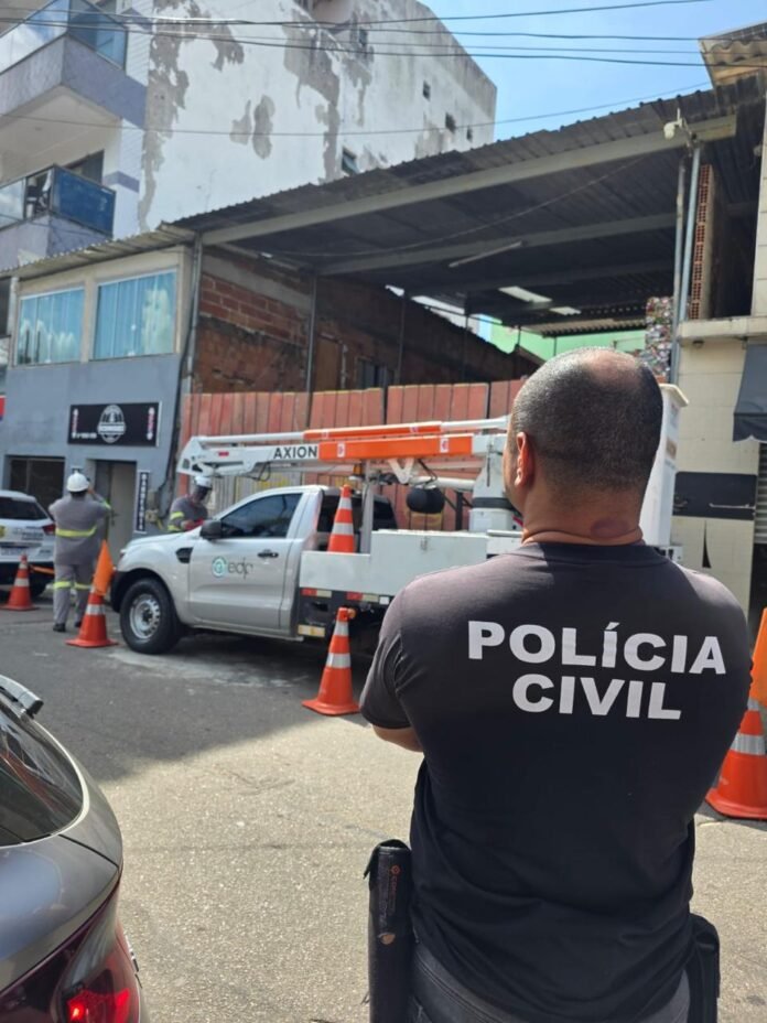PCES, PCIES e EDP flagram furto de energia elétrica em imóvel com ferro-velho e barbearia em Vitória