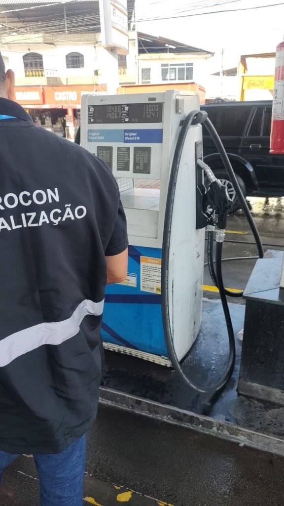 Procon autua posto de combustíveis por irregularidade em bomba durante fiscalização em Cachoeiro - Prefeitura de Cachoeiro de Itapemirim