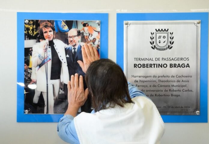 Roberto Carlos se emociona em homenagem ao pai em sua chegada a Cachoeiro no dia do aniversário - Prefeitura de Cachoeiro de Itapemirim