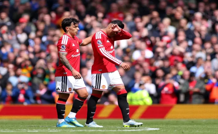 Casemiro recebe homenagem do Manchester United e se emociona